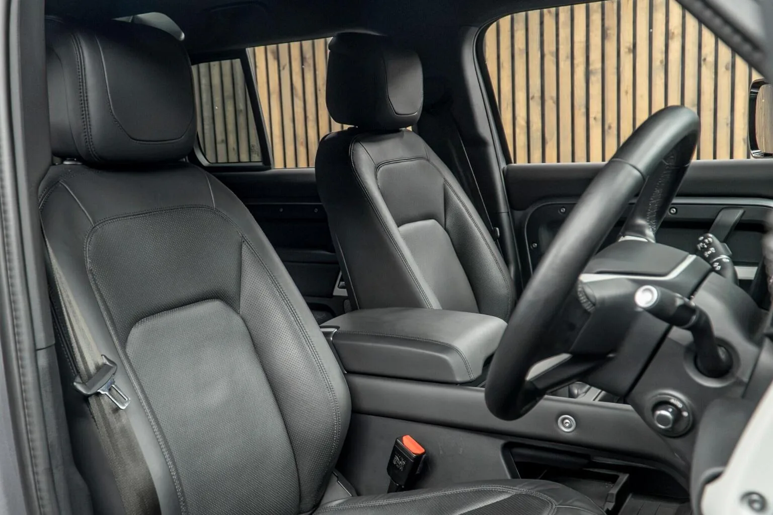 2024 Land Rover Defender 110 D300 HSE, 2/30