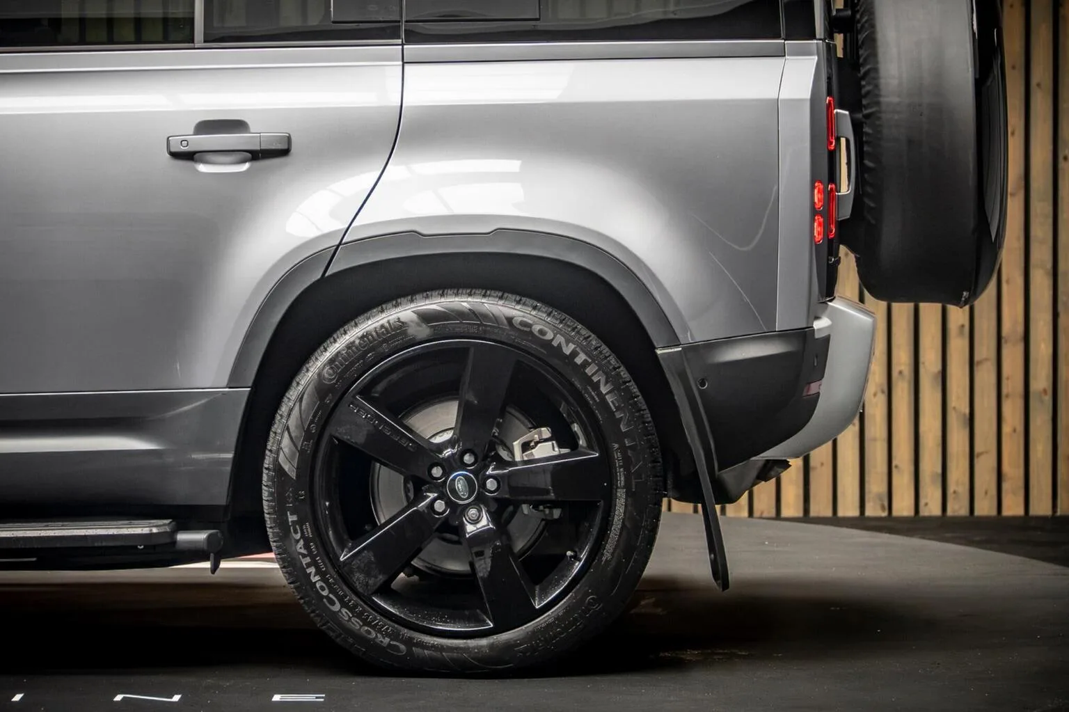 2024 Land Rover Defender 110 D300 HSE, 17/30