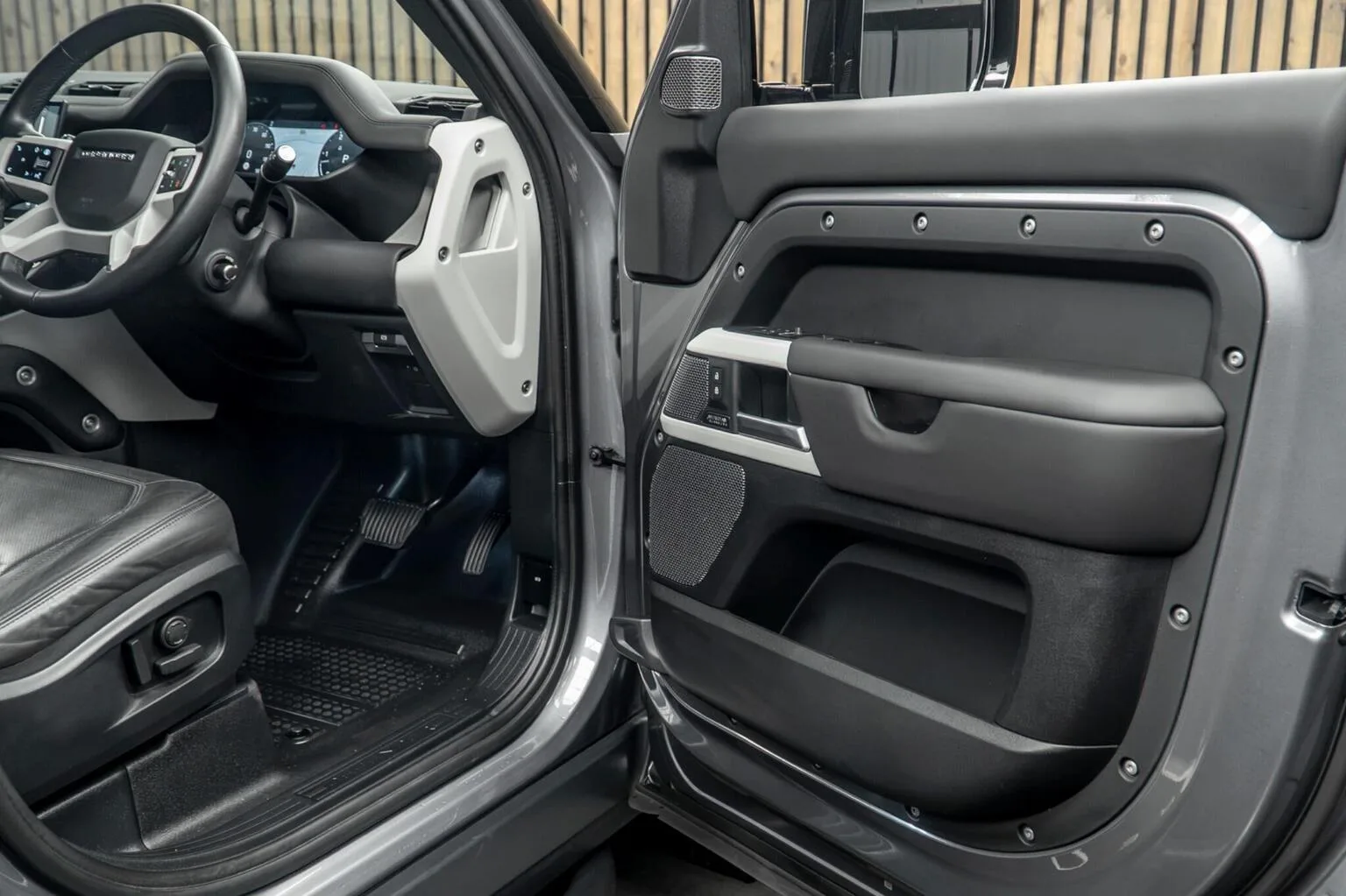 2024 Land Rover Defender 110 D300 HSE, 30/30