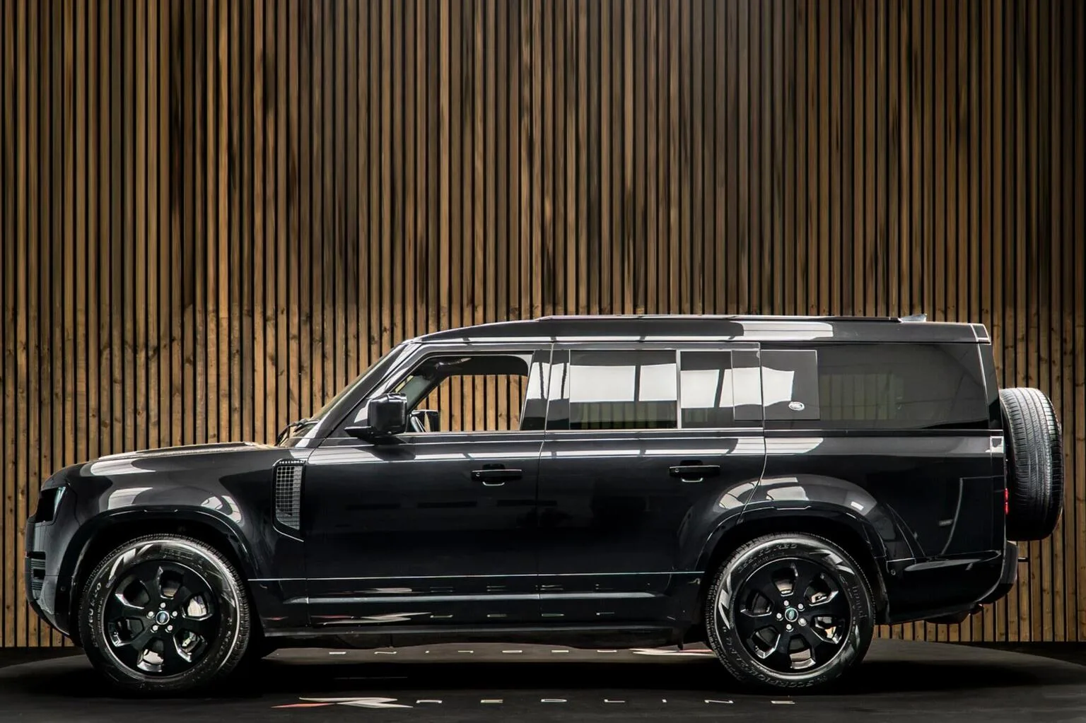2024 Land Rover Defender 130 D300 X-Dynamic HSE, 7/30