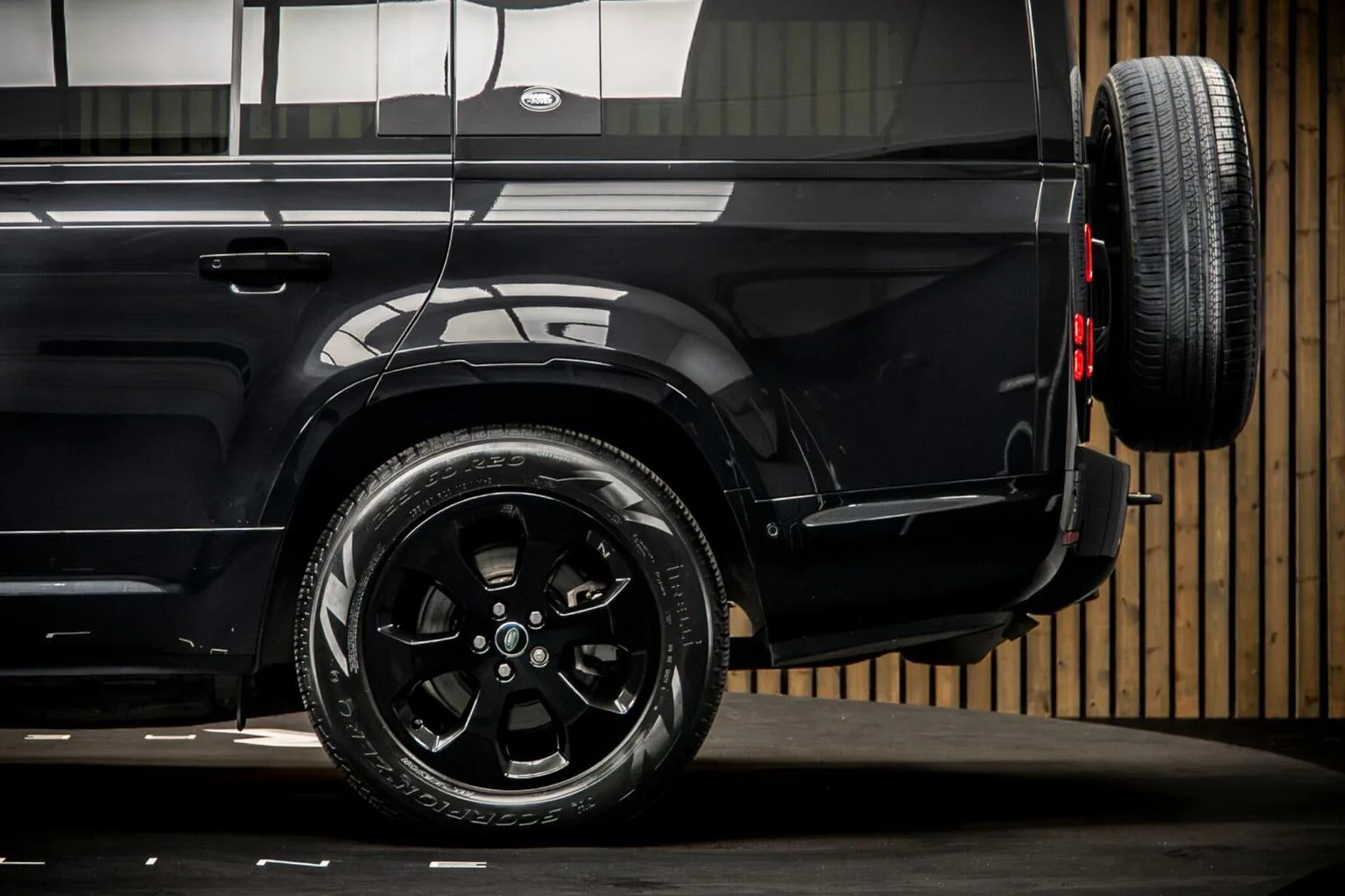 2024 Land Rover Defender 130 D300 X-Dynamic HSE, 16/30