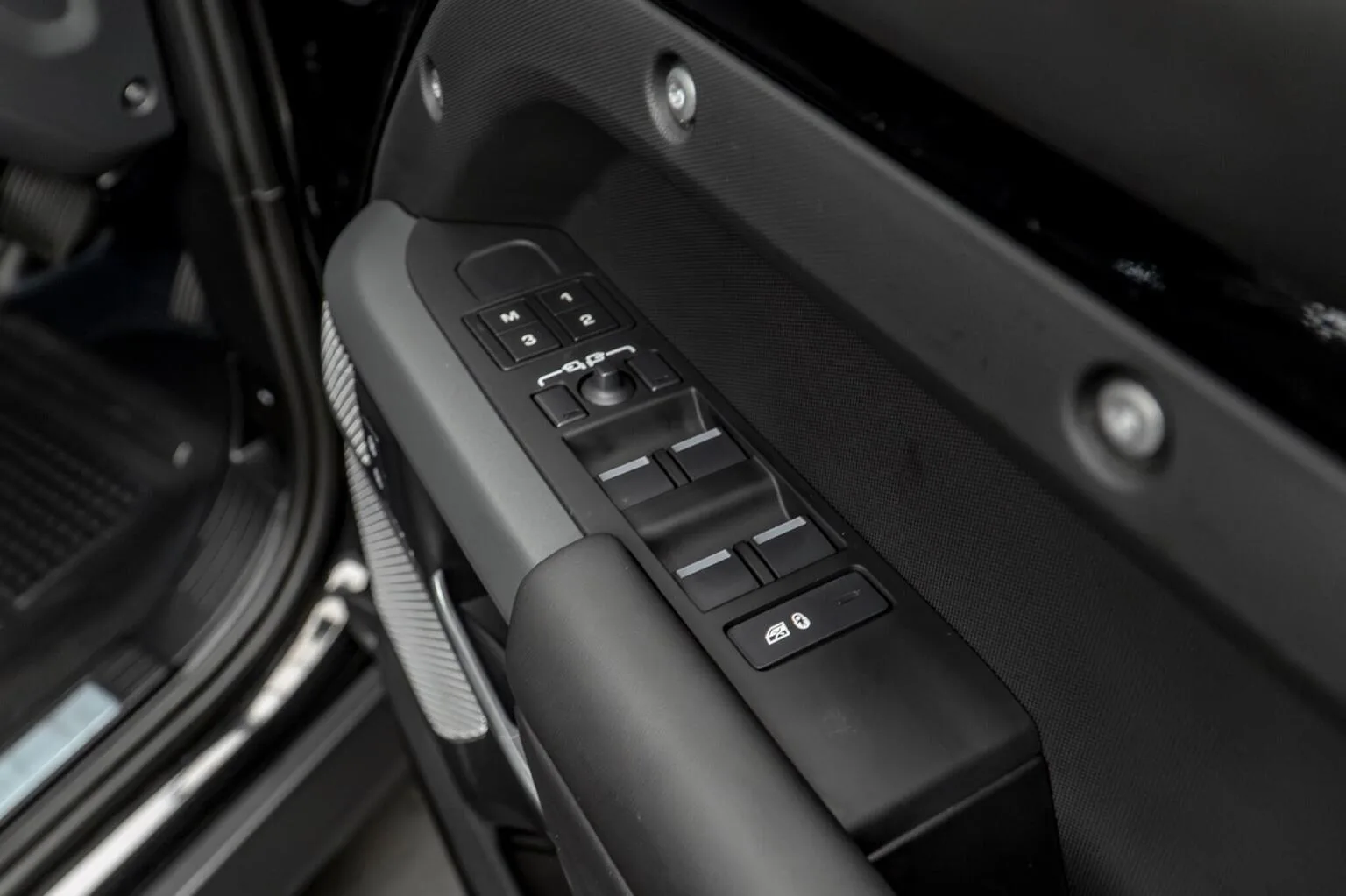 2024 Land Rover Defender 130 D300 X-Dynamic HSE, 28/30
