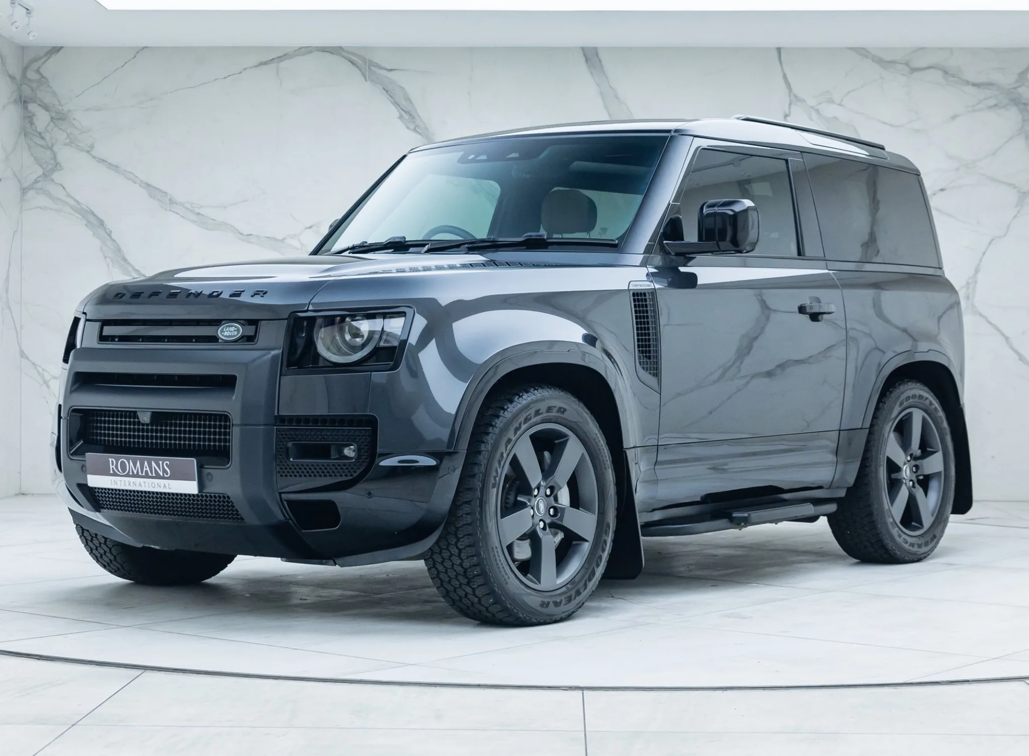 2024 Land Rover Defender 90 D350, X-Dynamic HSE proposée par un concessionnaire spécialisé à Banstead, Royaume-Uni, photo principale