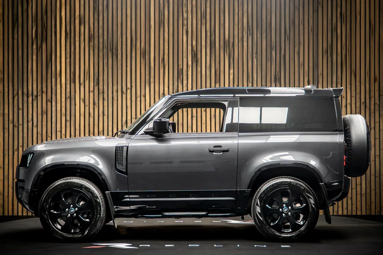 2024 Land Rover Defender 90 P300 SE, 7/30