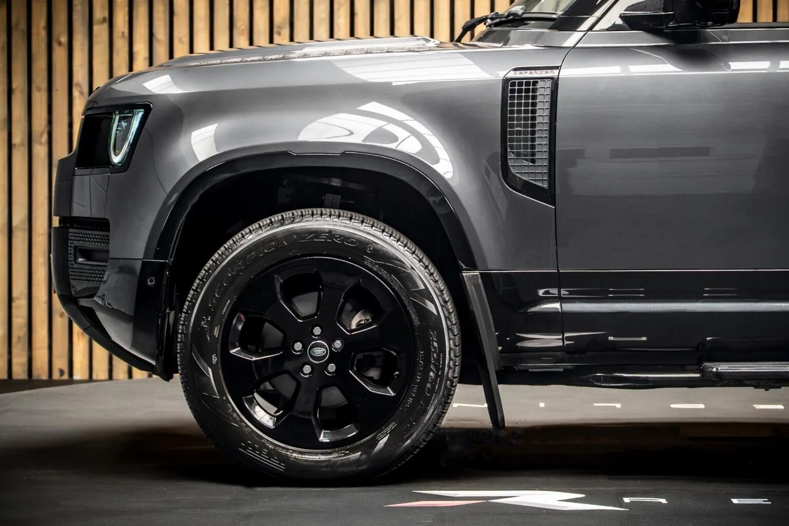 2024 Land Rover Defender 90 P300 SE, 8/30