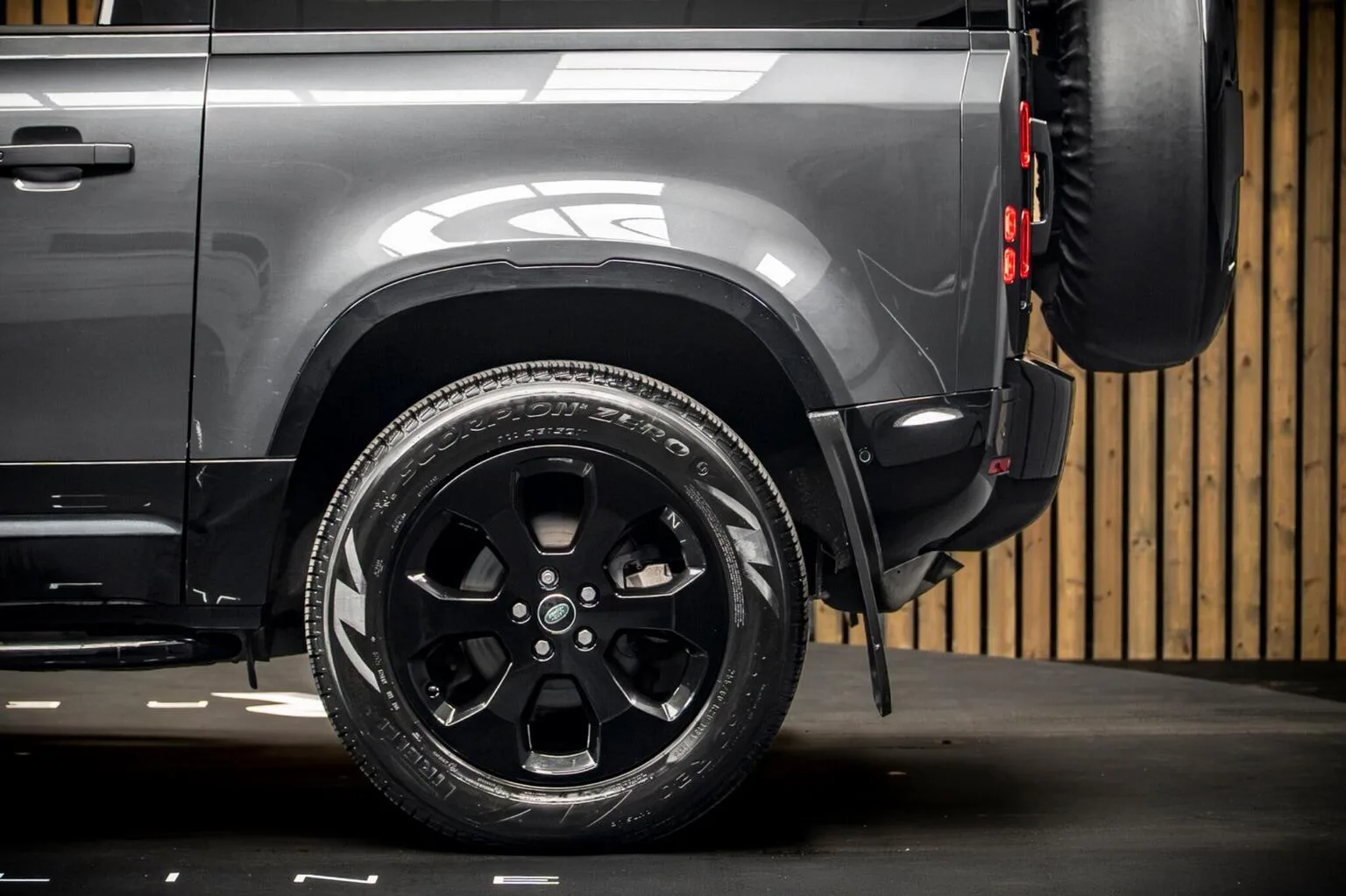 2024 Land Rover Defender 90 P300 SE, 17/30