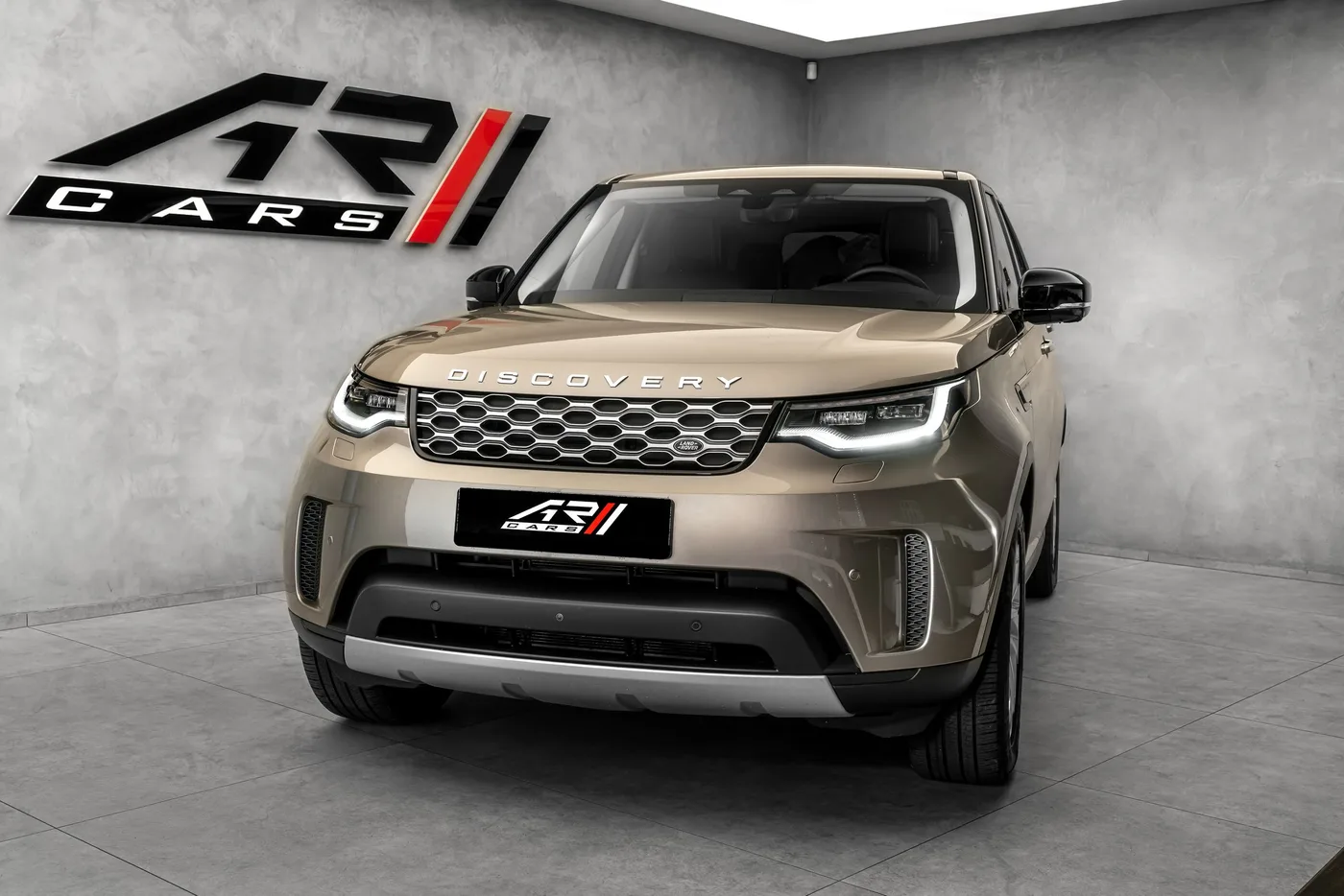 2024 Land Rover Discovery D250, S offered by a specialist dealer in Ostrava, Czechia, photo 3 of 15