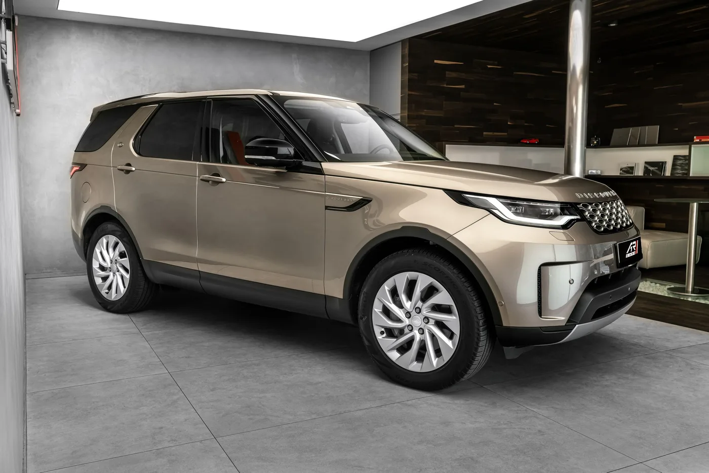 2024 Land Rover Discovery D250, S offered by a specialist dealer in Ostrava, Czechia, photo 4 of 15