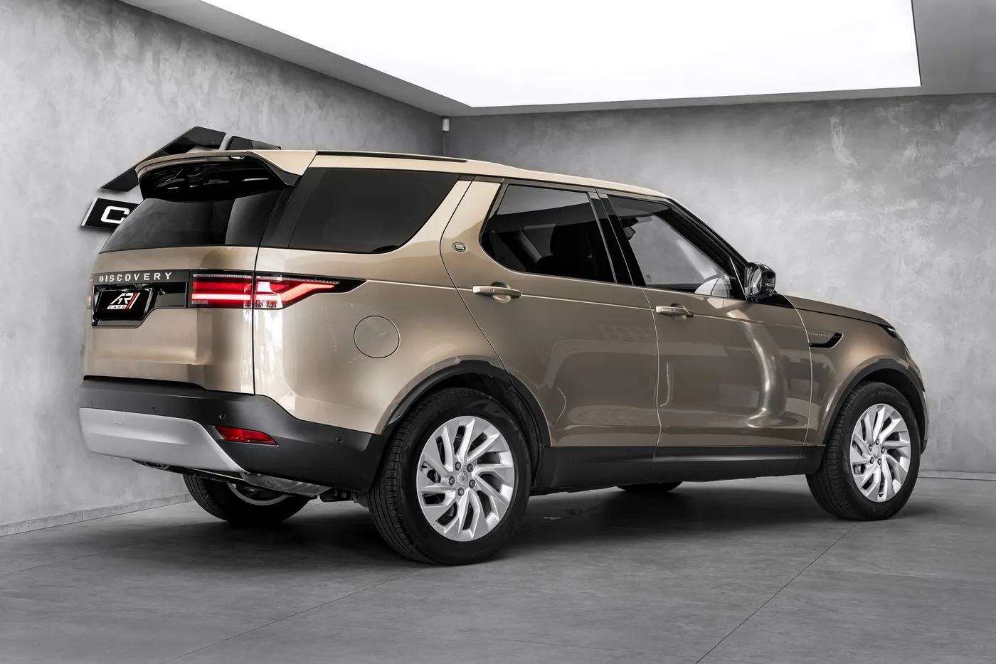 2024 Land Rover Discovery D250, S offered by a specialist dealer in Ostrava, Czechia, photo 5 of 15