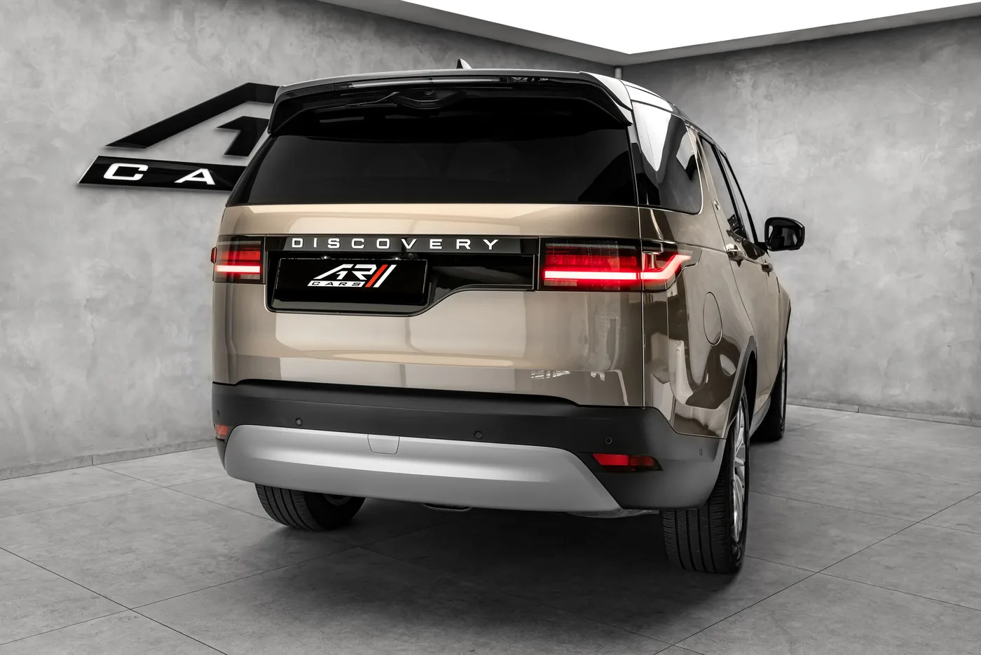 2024 Land Rover Discovery D250, S offered by a specialist dealer in Ostrava, Czechia, photo 6 of 15