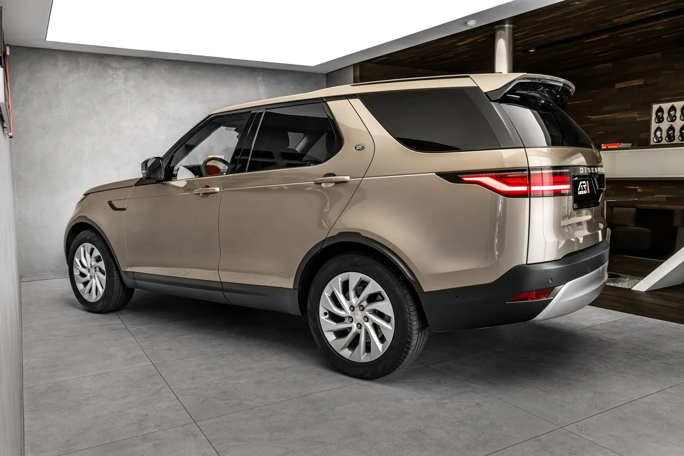 2024 Land Rover Discovery D250, S offered by a specialist dealer in Ostrava, Czechia, photo 7 of 15
