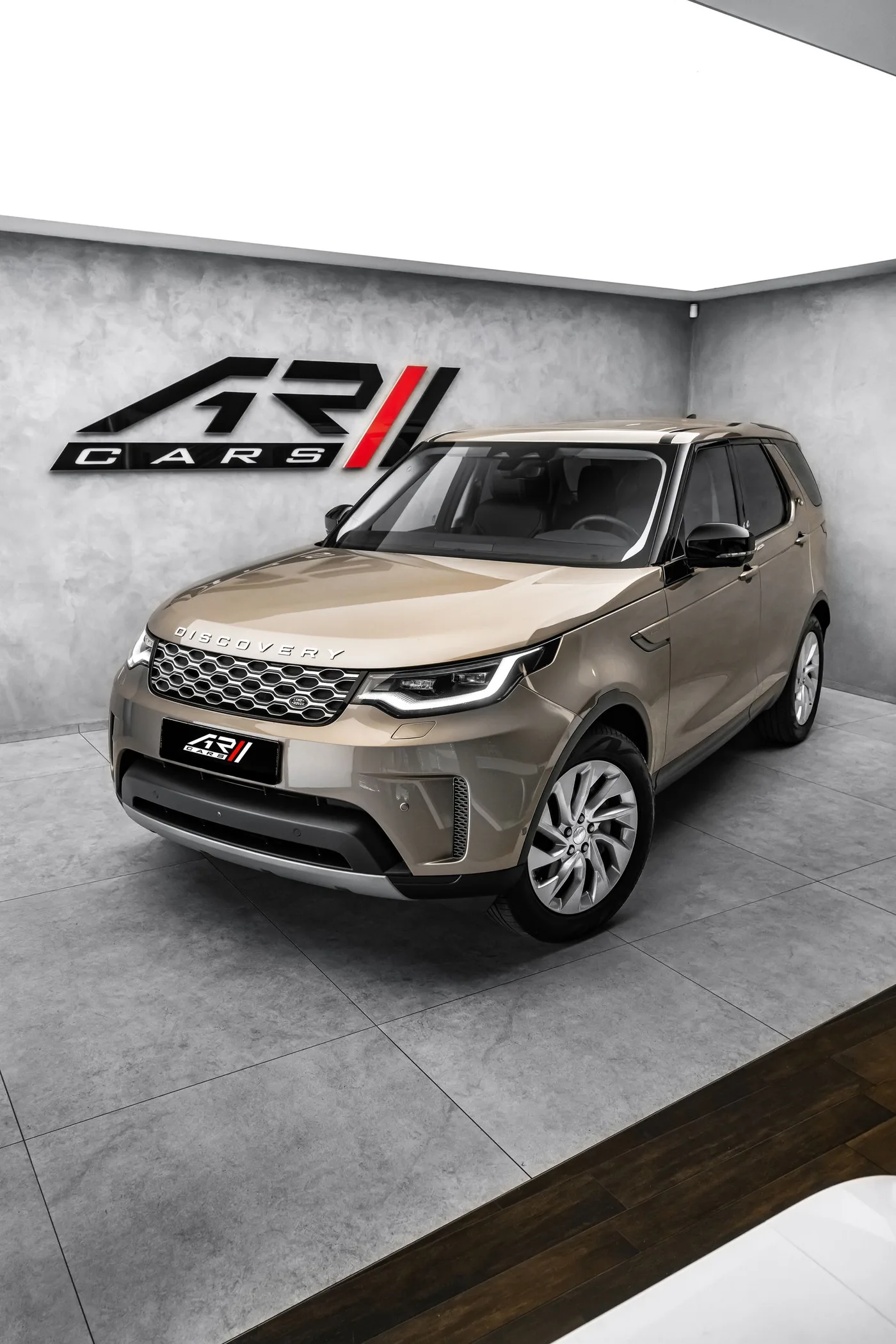 2024 Land Rover Discovery D250, S offered by a specialist dealer in Ostrava, Czechia, photo 8 of 15