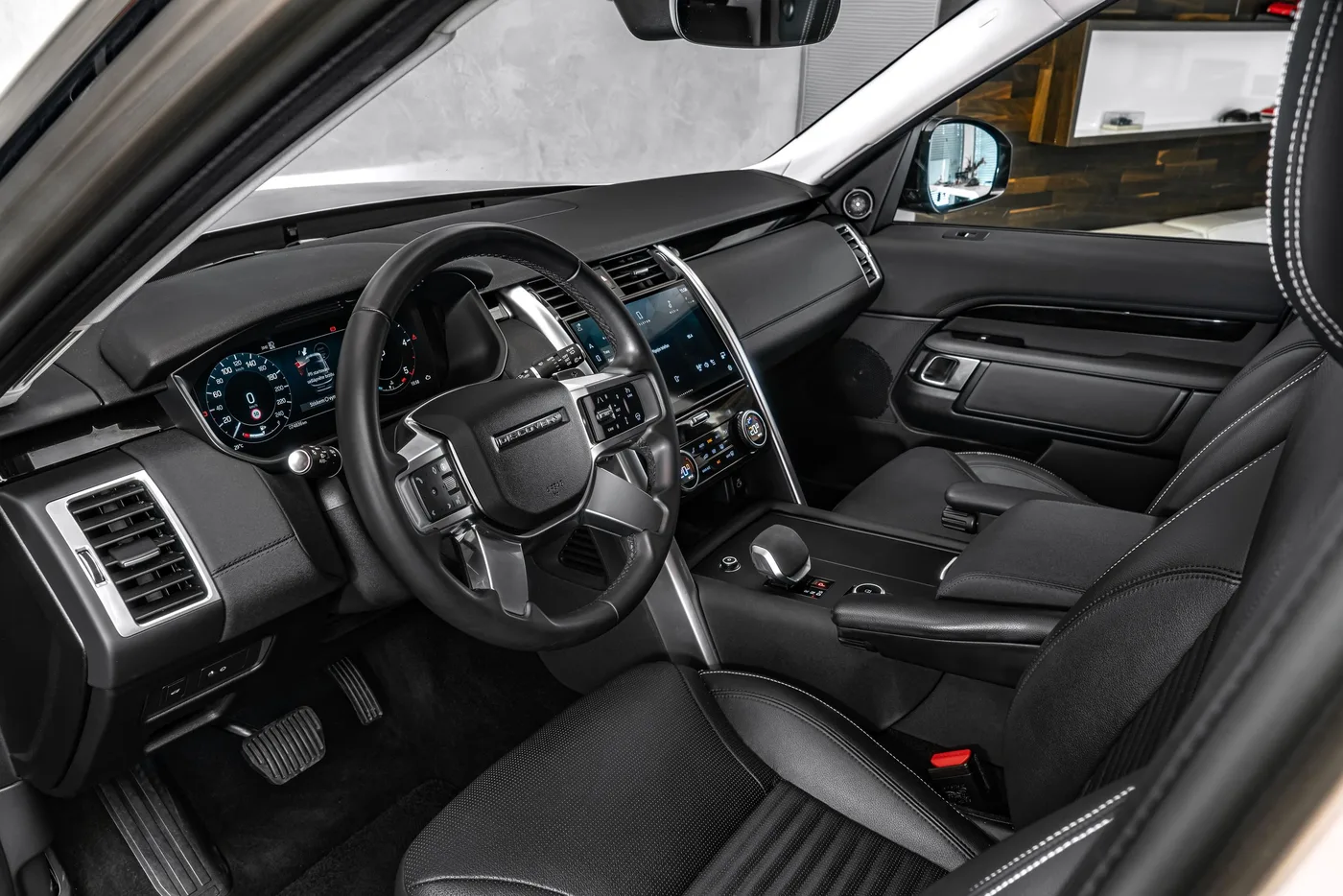 2024 Land Rover Discovery D250, S offered by a specialist dealer in Ostrava, Czechia, photo 12 of 15