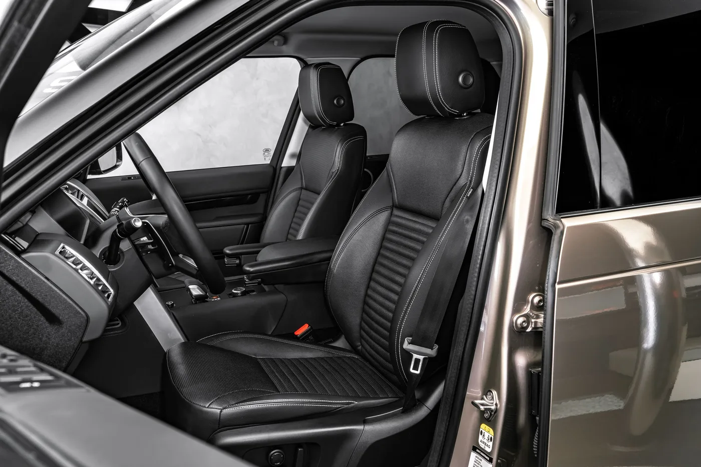 2024 Land Rover Discovery D250, S offered by a specialist dealer in Ostrava, Czechia, photo 14 of 15