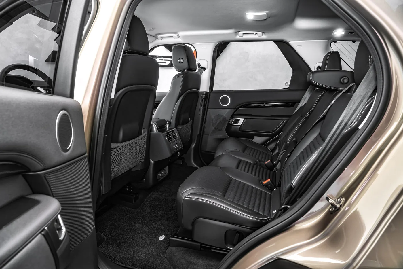 2024 Land Rover Discovery D250, S offered by a specialist dealer in Ostrava, Czechia, photo 15 of 15