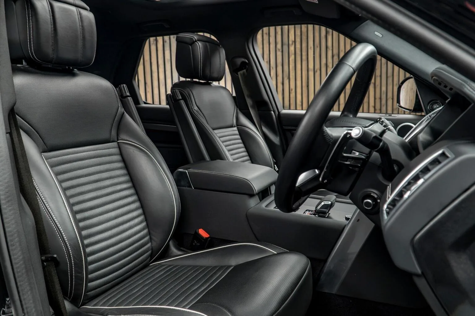 2024 Land Rover Discovery Metropolitan Edition D300, 2/30