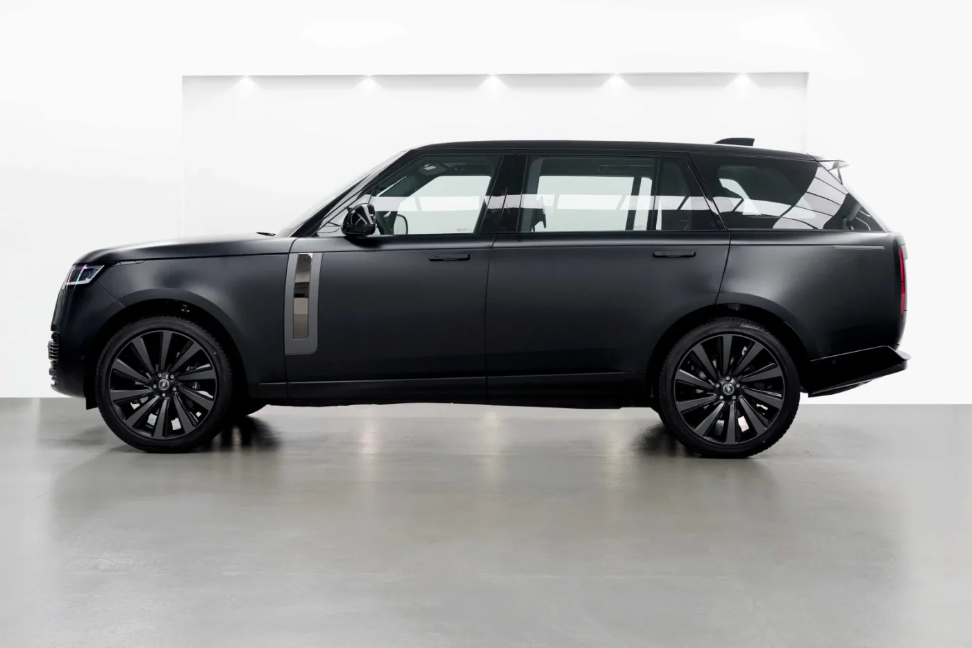 2024 Land Rover Range Rover SV P615, long angeboten von einem Fachhändler in Dubai, Vereinigte Arabische Emirate, Foto 3 von 10