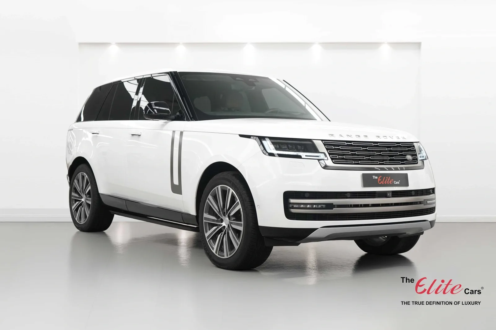 2024 Land Rover Range Rover P400, HSE offered by a specialist dealer in Dubai, United Arab Emirates, main photo