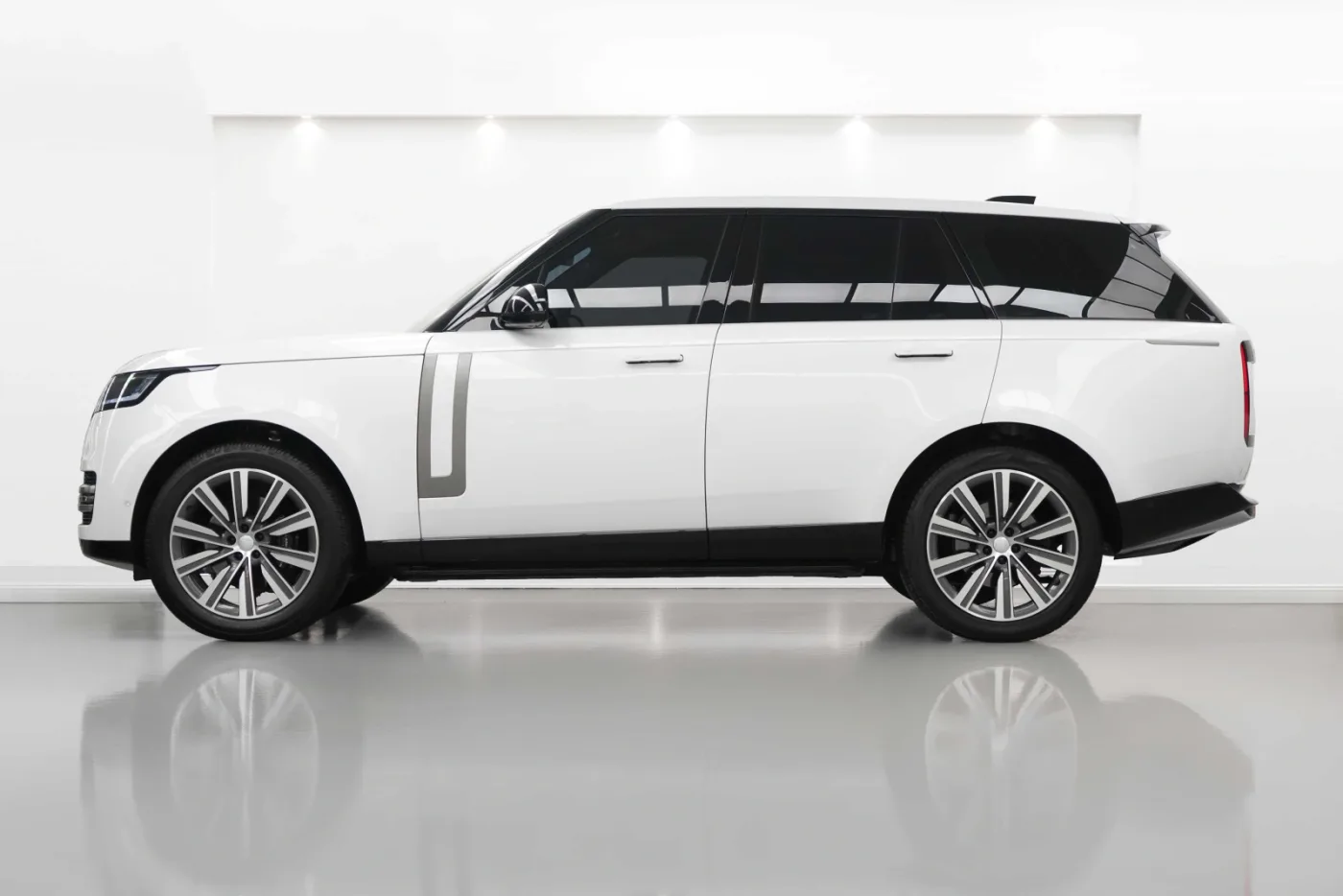2024 Land Rover Range Rover P400, HSE offered by a specialist dealer in Dubai, United Arab Emirates, photo 3 of 10