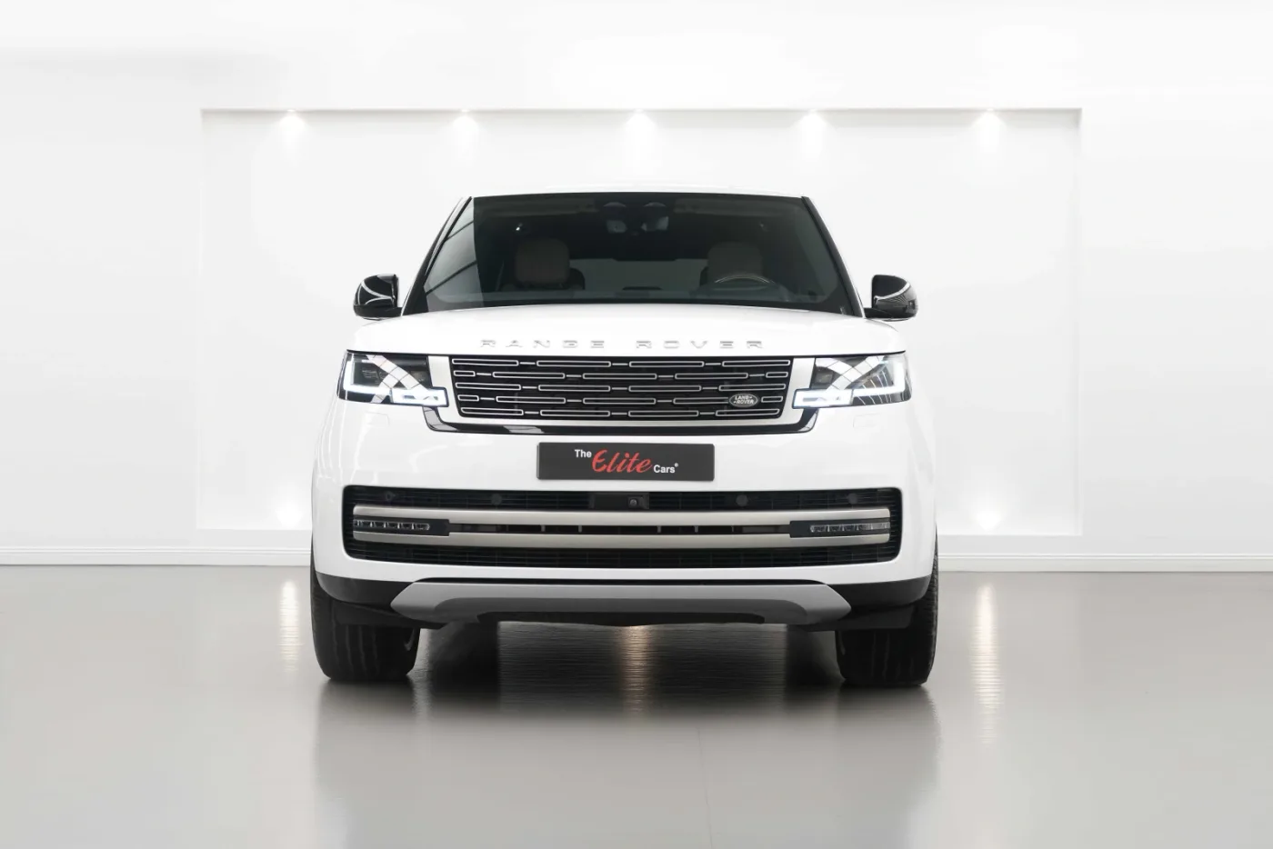 2024 Land Rover Range Rover P400, HSE offered by a specialist dealer in Dubai, United Arab Emirates, photo 6 of 10