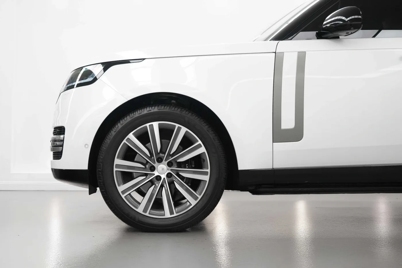 2024 Land Rover Range Rover P400, HSE offered by a specialist dealer in Dubai, United Arab Emirates, photo 7 of 10