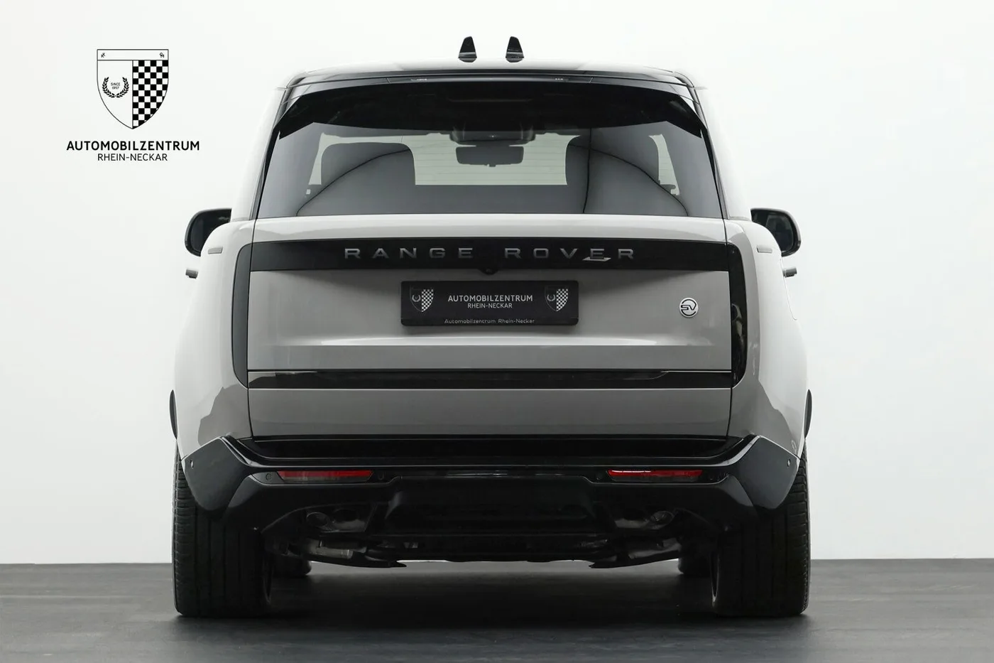 2024 Land Rover Range Rover P615 SV LWB offered by a supercar dealer in Viernheim, Germany, photo 6 of 25