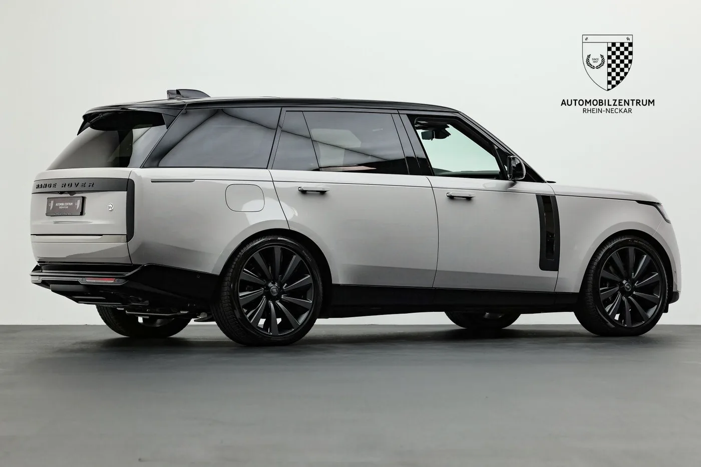 2024 Land Rover Range Rover P615 SV LWB offered by a supercar dealer in Viernheim, Germany, photo 7 of 25