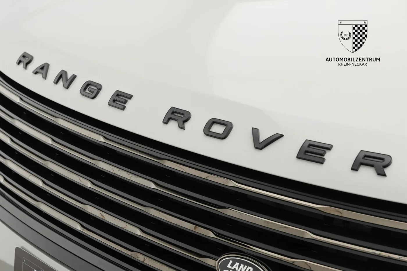 2024 Land Rover Range Rover P615 SV LWB offered by a supercar dealer in Viernheim, Germany, photo 10 of 25