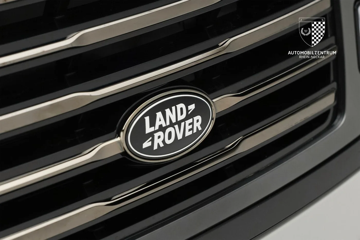 2024 Land Rover Range Rover P615 SV LWB offered by a supercar dealer in Viernheim, Germany, photo 11 of 25