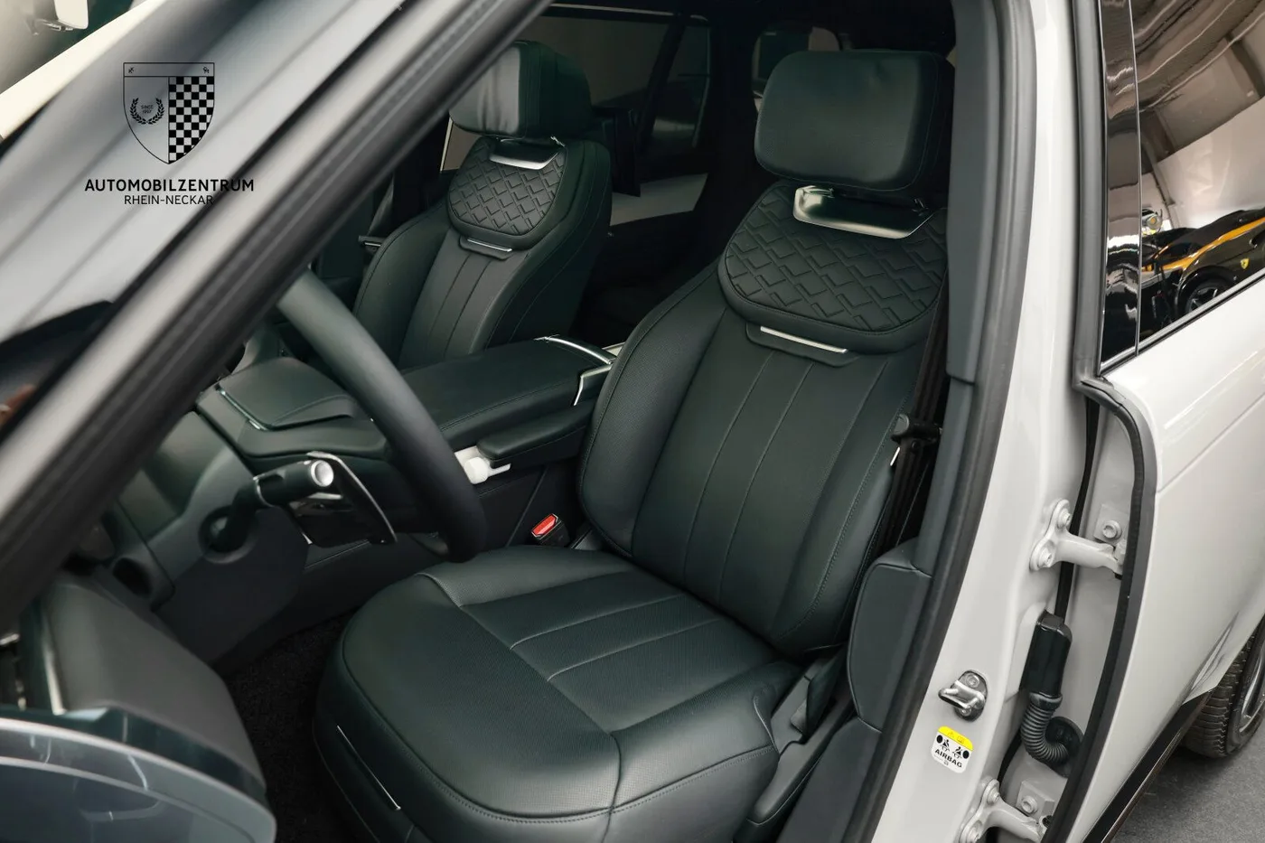 2024 Land Rover Range Rover P615 SV LWB offered by a supercar dealer in Viernheim, Germany, photo 16 of 25