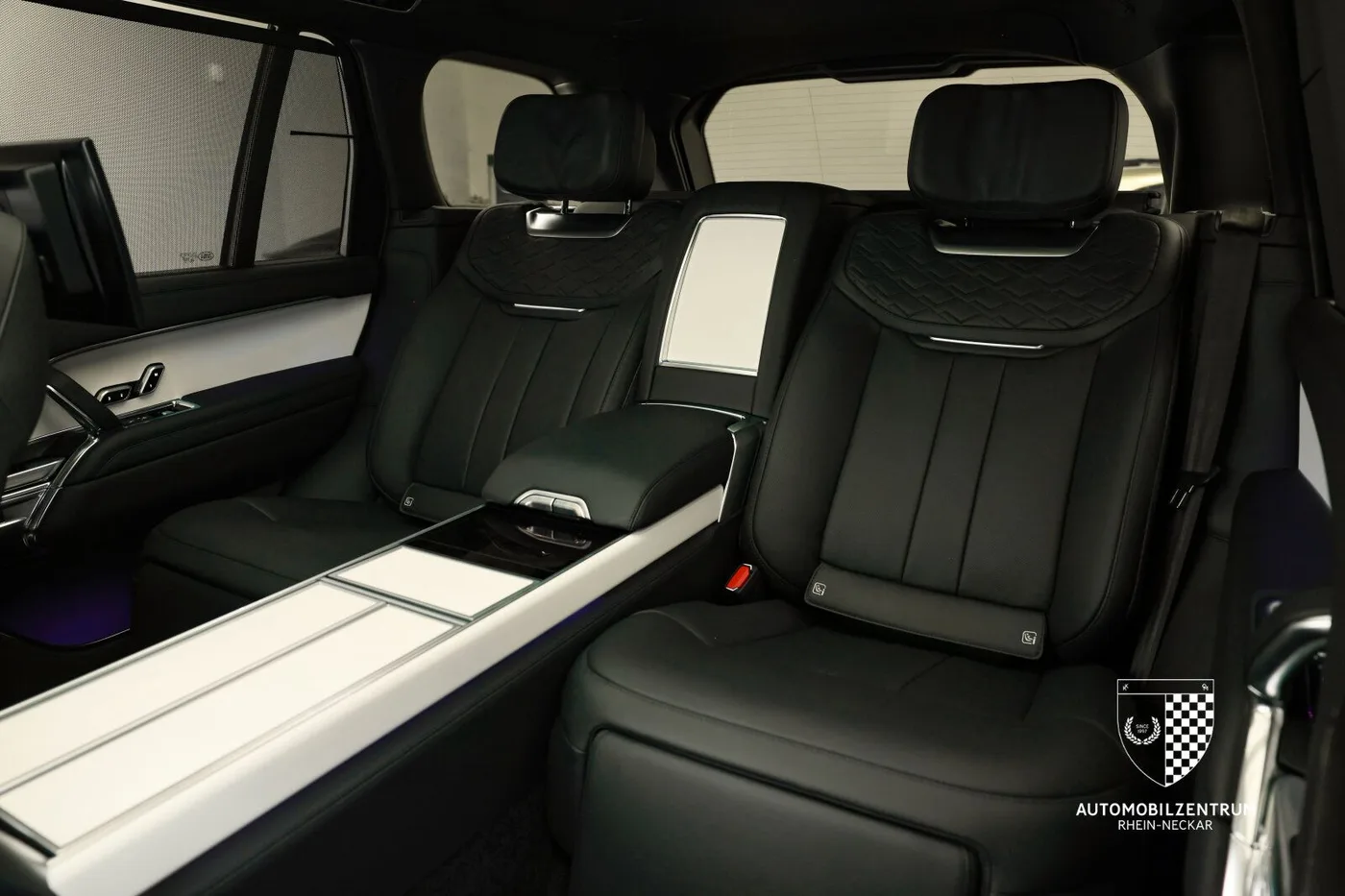 2024 Land Rover Range Rover P615 SV LWB offered by a supercar dealer in Viernheim, Germany, photo 18 of 25