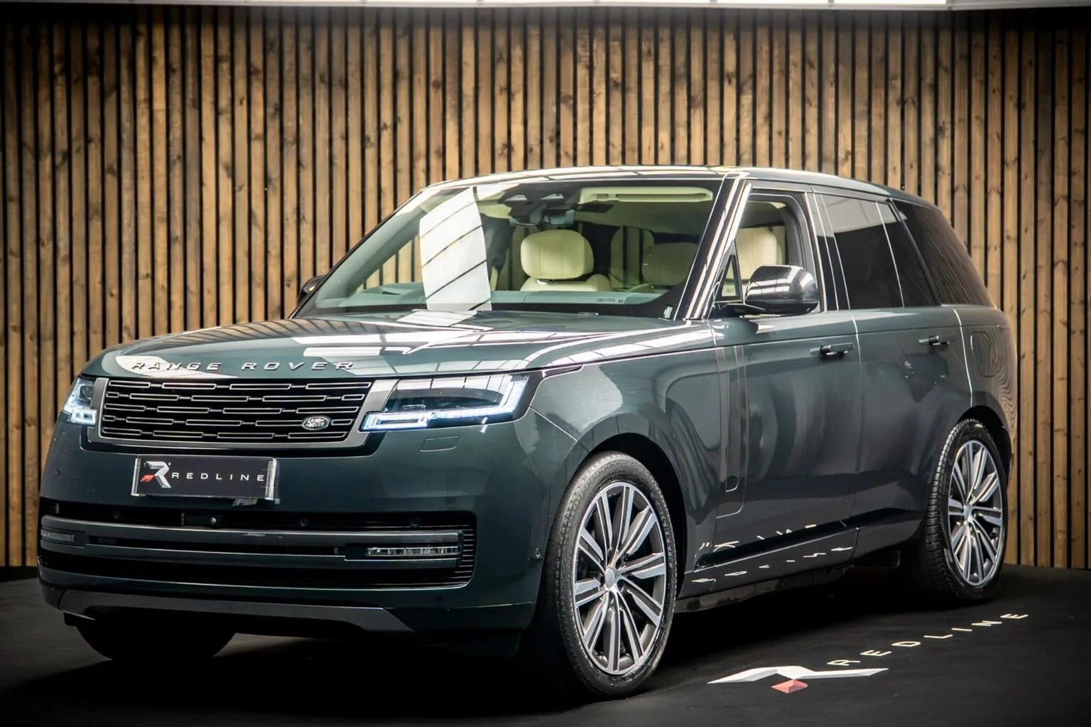 2024 Land Rover Range Rover P550e Autobiography proposée par un concessionnaire spécialisé à Knaresborough, Royaume-Uni, photo principale