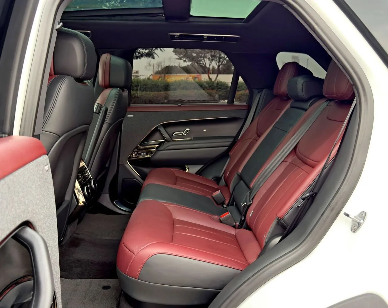 2024 Land Rover Range Rover Sport Dynamic HSE P400 angeboten von einem Fachhändler in Dubai, Vereinigte Arabische Emirate, Foto 12 von 13