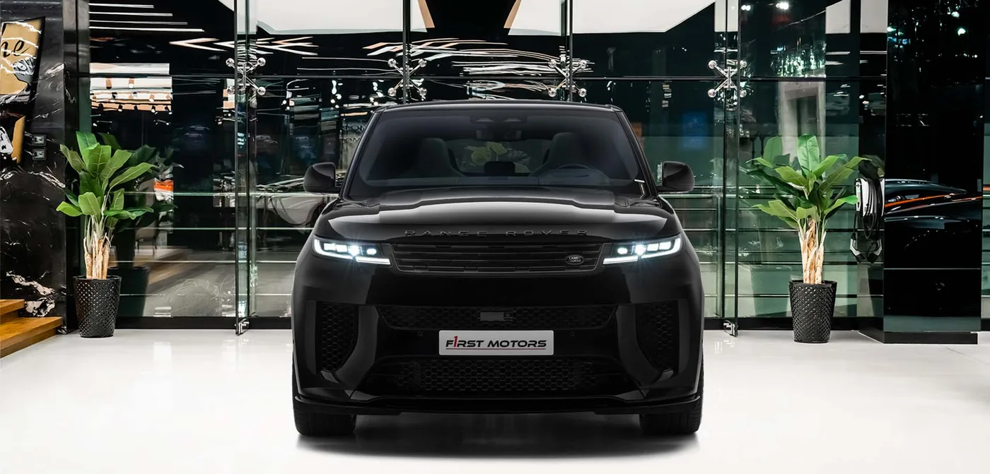 2024 Land Rover Range Rover SV angeboten von einem Fachhändler in Dubai, Vereinigte Arabische Emirate, Außenansicht 3