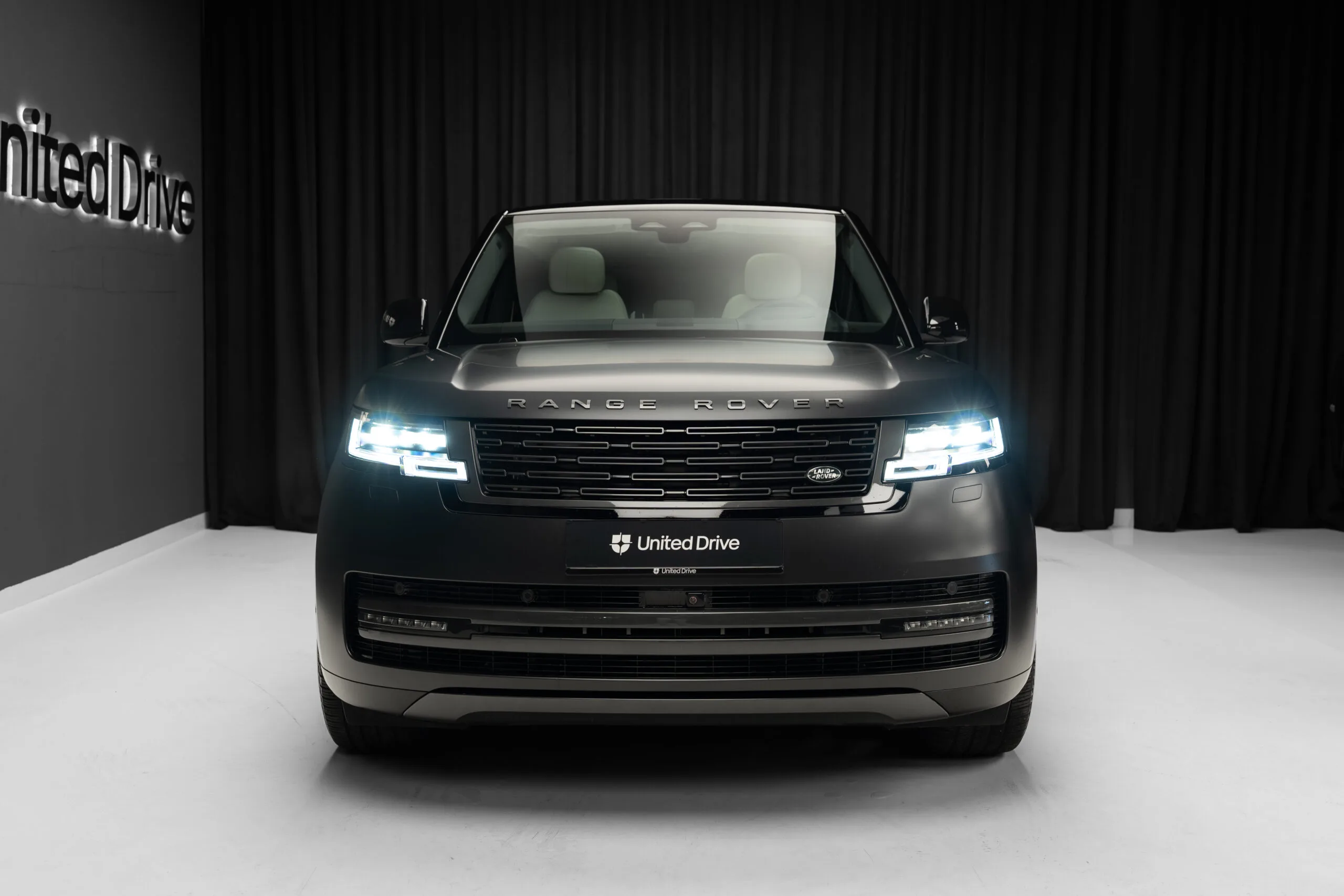 2024 Land Rover Range Rover P550e, 2/30