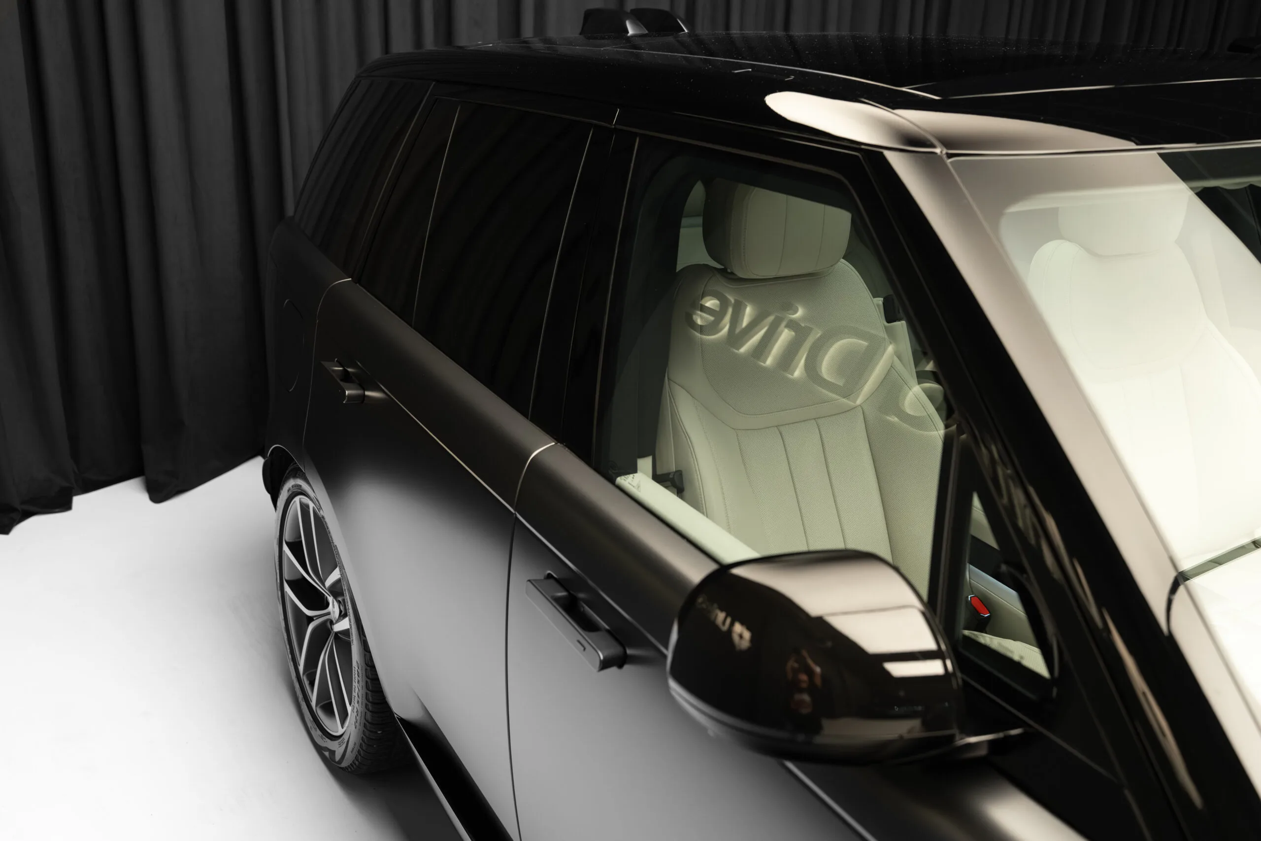 2024 Land Rover Range Rover P550e, 4/30