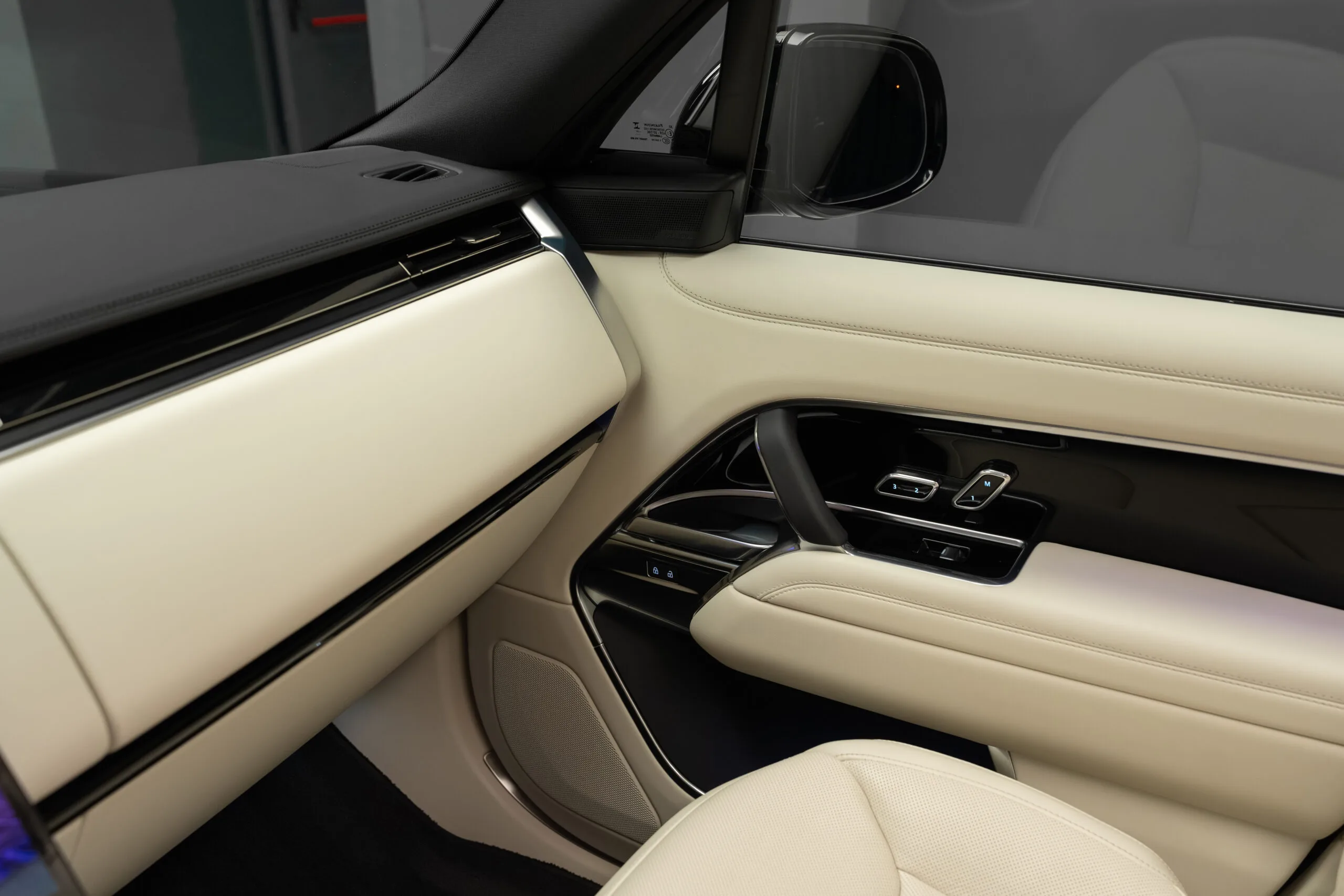 2024 Land Rover Range Rover P550e, 16/30