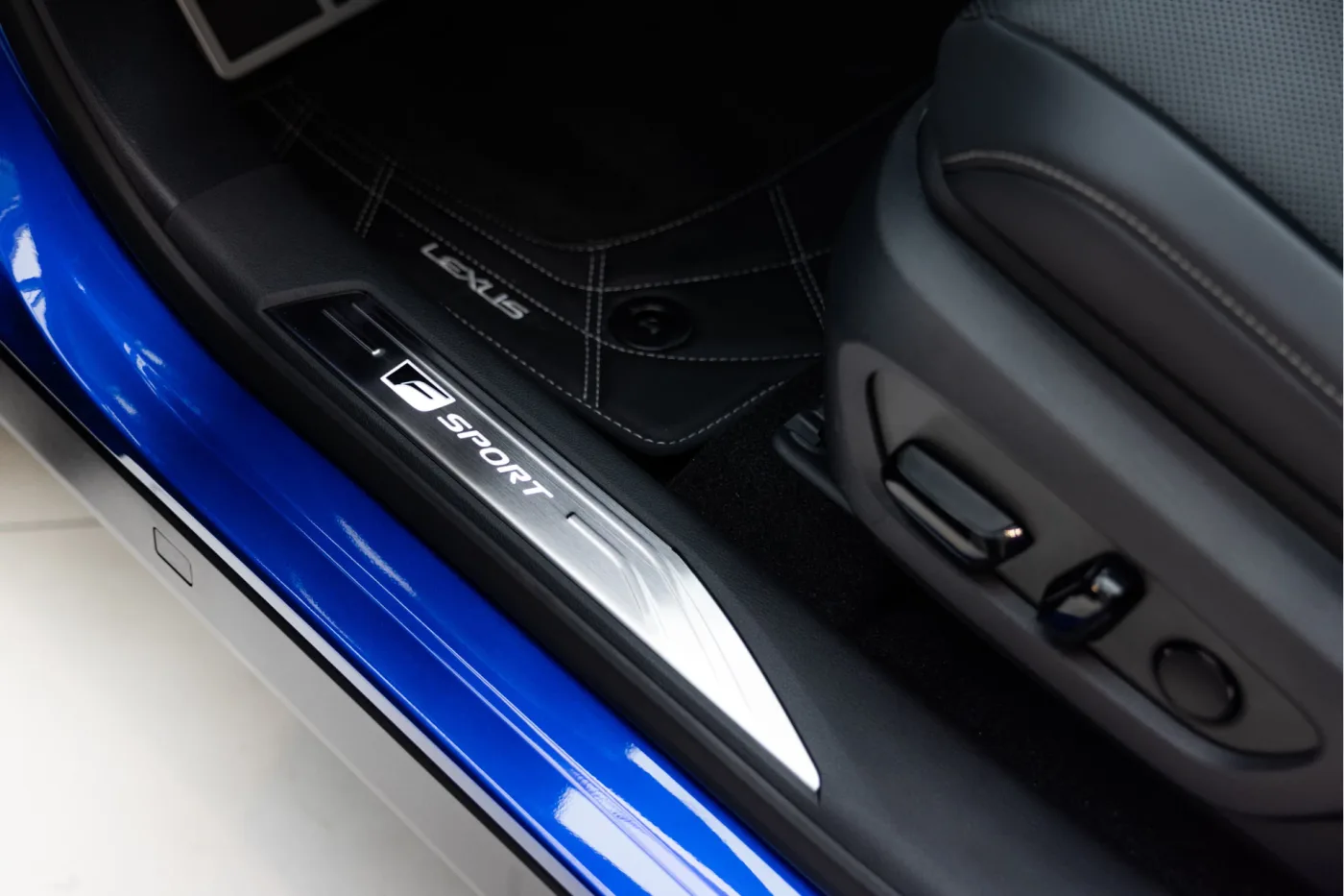 2024 Lexus RX 500h F Sport offered by an official McLaren and Morgan dealer in Utrecht, Netherlands, photo 11 of 25