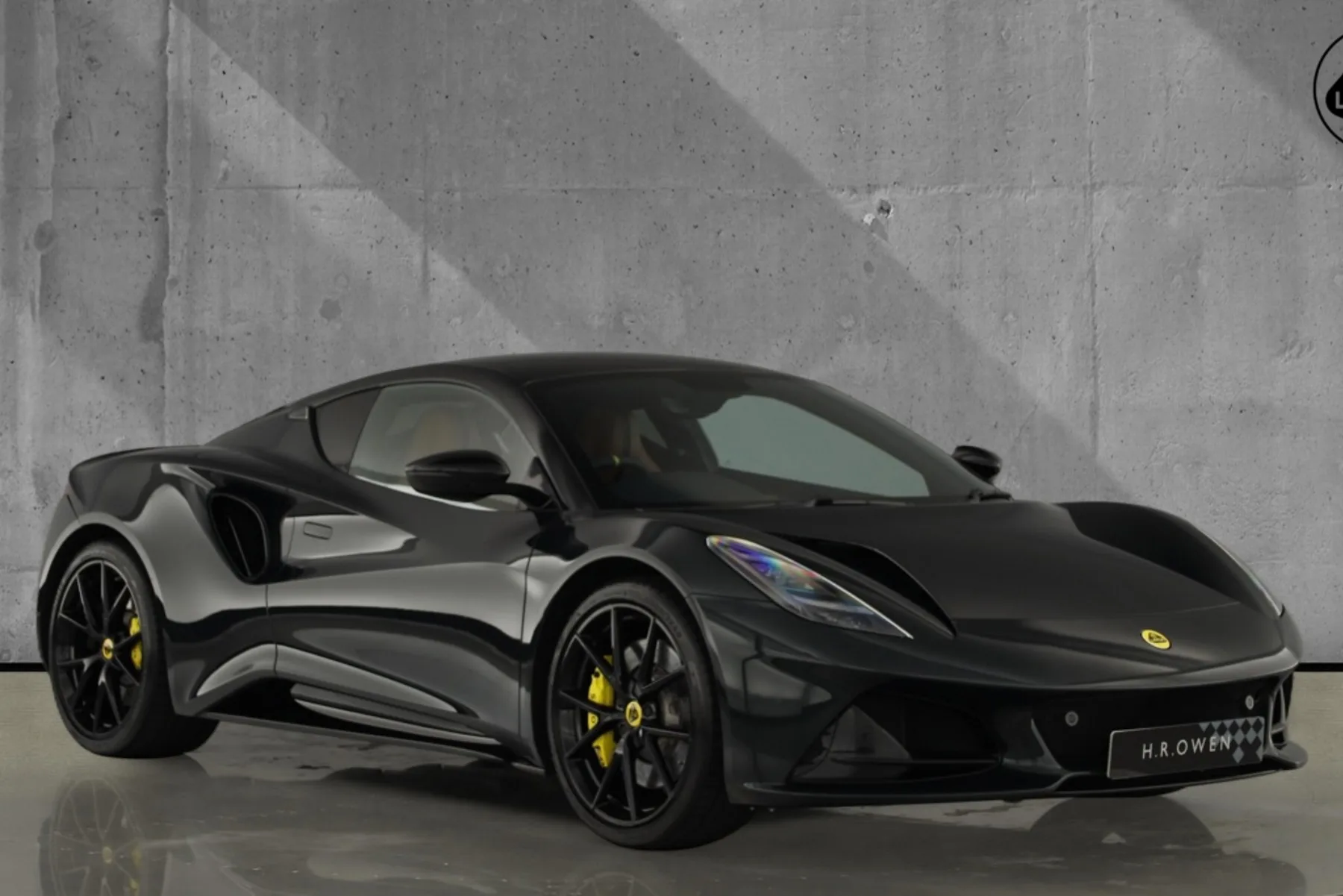 2024 Lotus Emira Turbo proposée par un groupe de concessions agréées à Hatfield, Royaume-Uni, photo principale