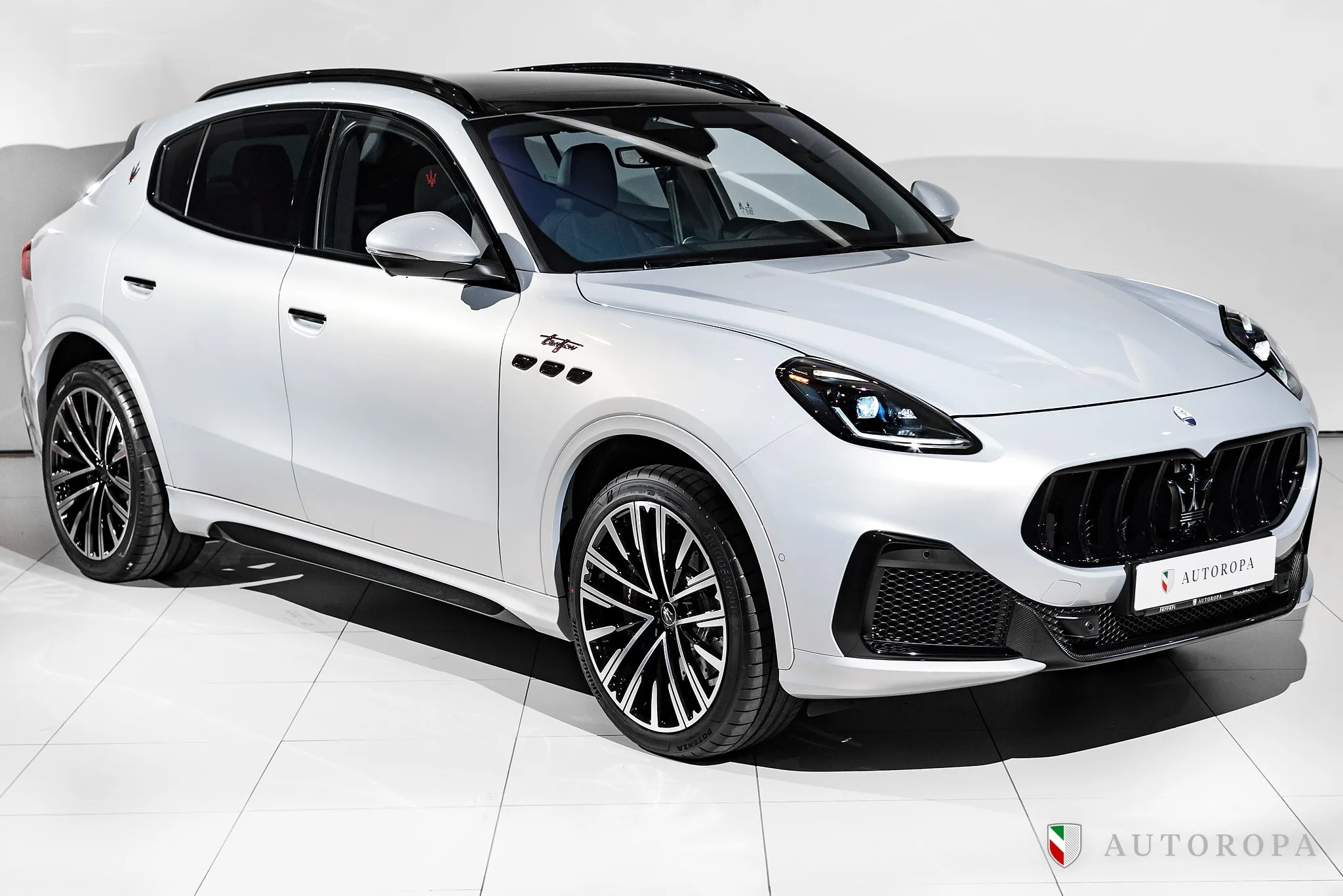 2024 Maserati Grecale Trofeo angeboten von einem offiziellen Ferrari und Maserati-Vertragshändler in Stockholm, Schweden, Hauptfoto