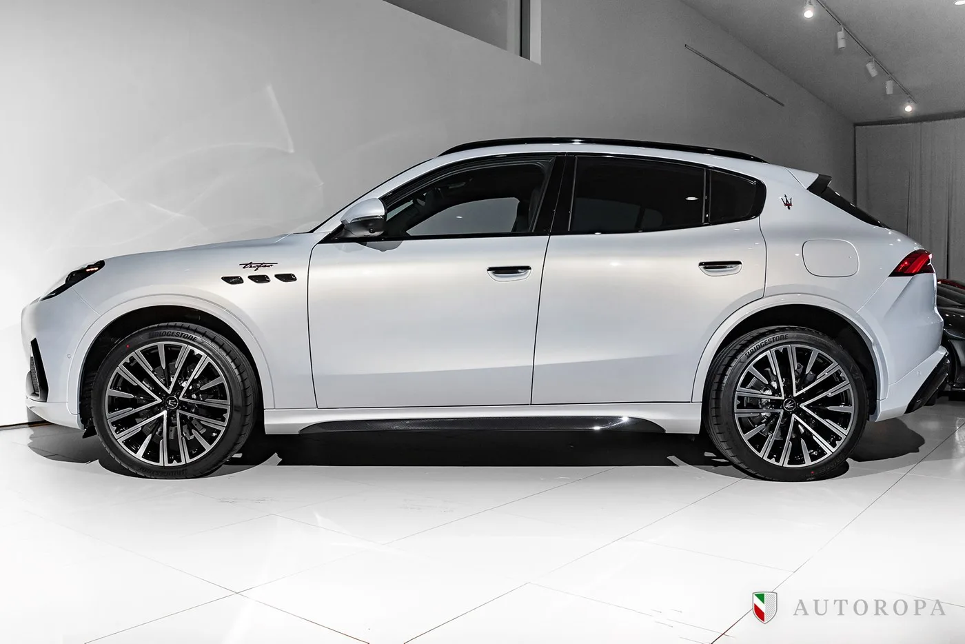 2024 Maserati Grecale Trofeo angeboten von einem offiziellen Ferrari und Maserati-Vertragshändler in Stockholm, Schweden, Foto 3 von 10