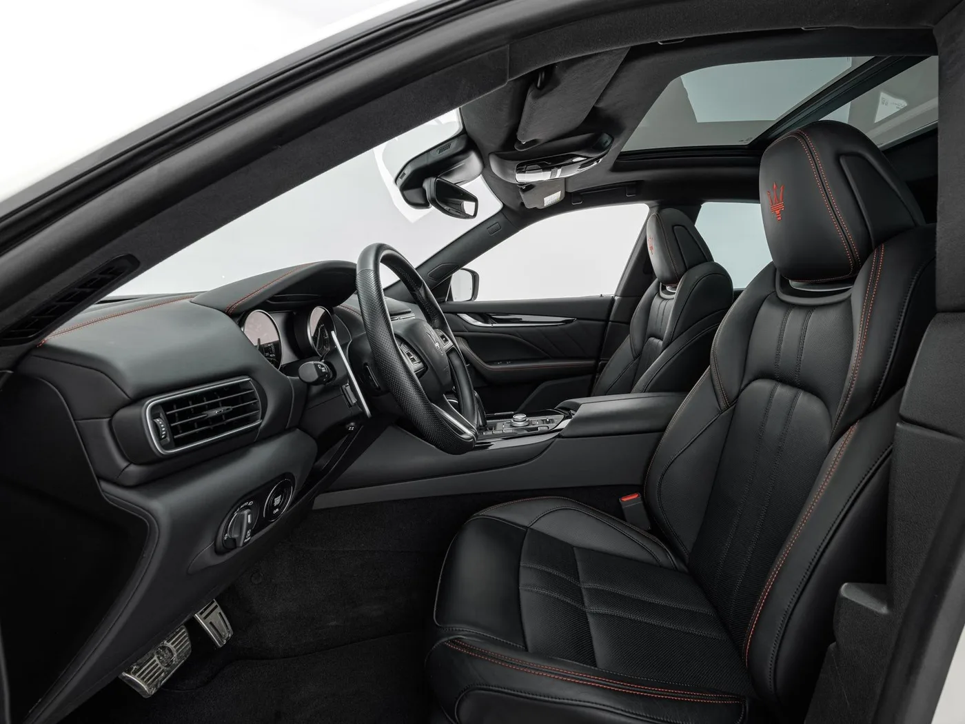 2024 Maserati Levante Modena S offered by a specialist dealer in Böblingen, Germany, photo 11 of 15