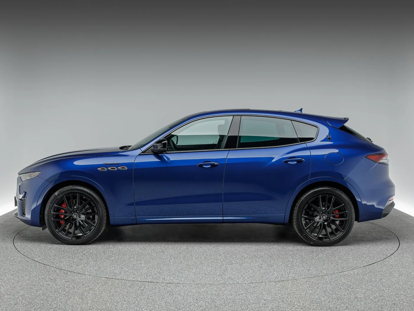2024 Maserati Levante Modena proposée par un concessionnaire spécialisé à Singen, Allemagne, photo 2 sur 15