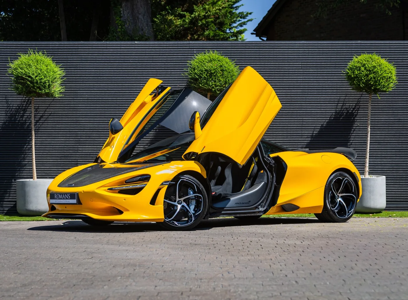 2024 McLaren 750S offered by a specialist dealer in Banstead, United Kingdom, photo 2 of 15