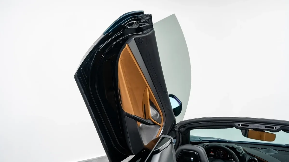 2024 McLaren 750S Spider offered by a specialist dealer in Dubai, United Arab Emirates, photo 9 of 25