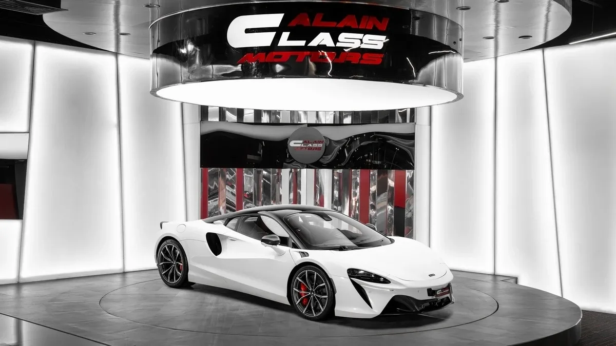 2024 McLaren Artura offered by a specialist dealer in Dubai, United Arab Emirates, main photo