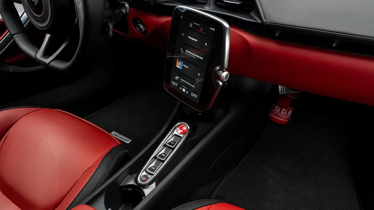 2024 McLaren Artura angeboten von einem Fachhändler in Dubai, Vereinigte Arabische Emirate, Foto 14 von 23