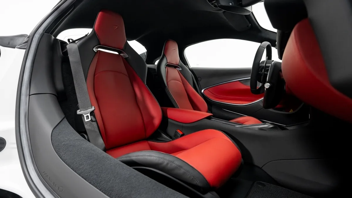 2024 McLaren Artura angeboten von einem Fachhändler in Dubai, Vereinigte Arabische Emirate, Foto 17 von 23