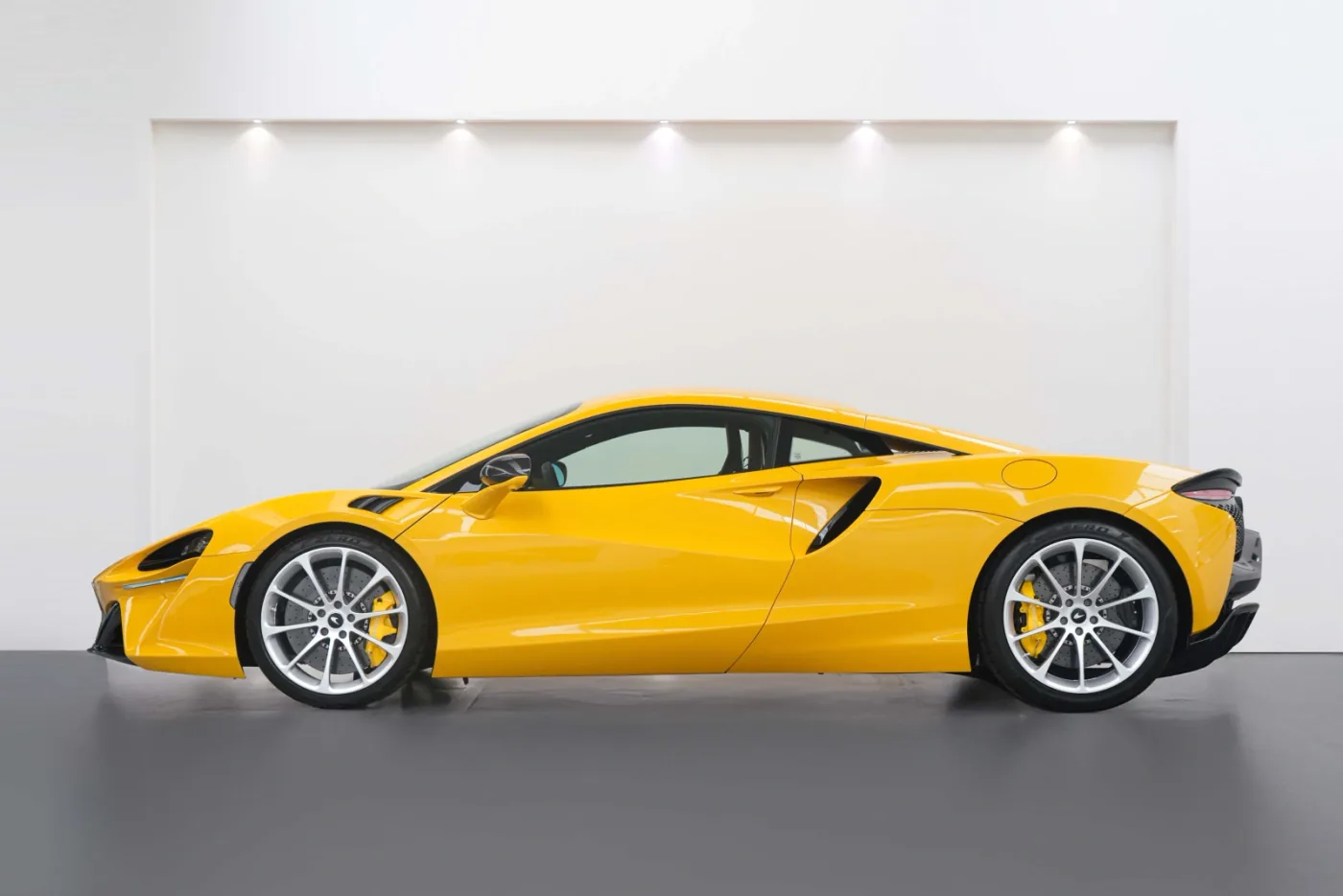2024 McLaren Artura angeboten von einem Fachhändler in Dubai, Vereinigte Arabische Emirate, Foto 3 von 10