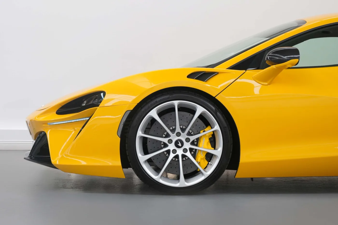 2024 McLaren Artura angeboten von einem Fachhändler in Dubai, Vereinigte Arabische Emirate, Foto 7 von 10